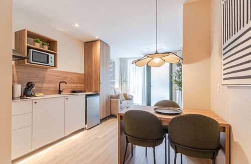 Plaza de Toros-Doctores-San Lazaro Apartment | Alhambra Apartment. Modern, bright, and ideally located.