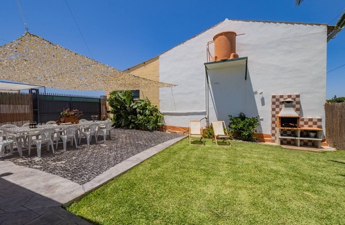 Alhaurin de la Torre Cottage | Alhaurín Riad Villa with Pool & BBQ