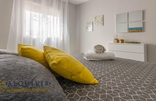 Distrito Centro Apartment | ALQUIVIR ALFAROS 1 BEDROOM + PARKING