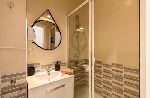 Centro Bed & Breakfast | Amsterdam: room with comfort and shared areas Gran Vía-Madrid