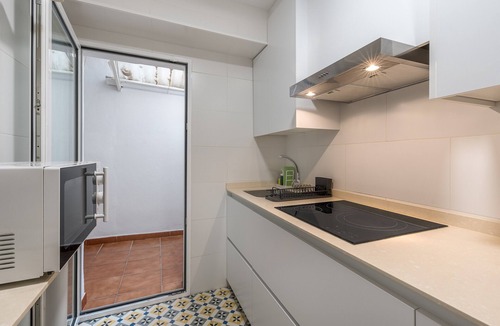 Figares Apartment | Apartment 'Granada Garaje Gratis' with Wi-Fi and Air Conditioning
