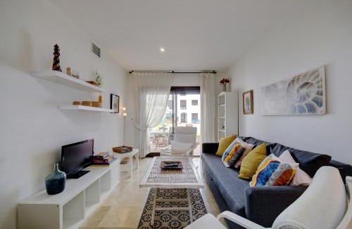 Castillo de Sabinillas Apartment | Apartamento 409 Marina Real Puerto de la Duquesa playa