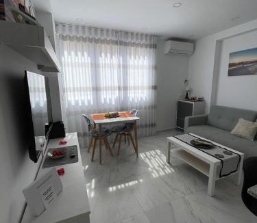 Almeria Apartment | Apartamento a 50 m del mar con aire acondicionado y WiFi, Ideal familias,parejas