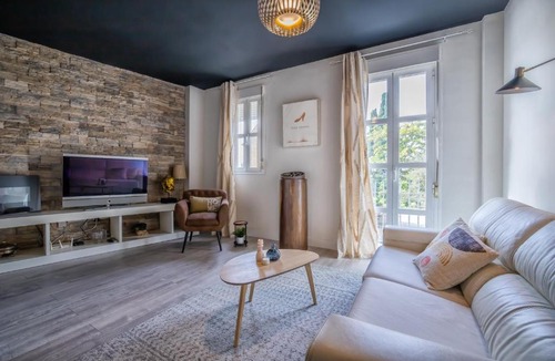Santiago Apartment | Apartamento cerca de la MEZQUITA DE CORDOBA & FREE PRIVATE PARKING