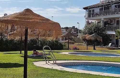Costa Esuri Apartment | Apartamento completo con piscina comunitaria y patio exterior