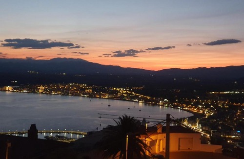 Roses Town Center Apartment | Apartamento con fabulosas vistas sobre la bahía de Roses- El Piset