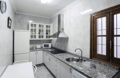 Santa Cruz Apartment | Apartamento en el Centro Histórico de Sevilla. Wifi y Parking Gratis. [cc2]
