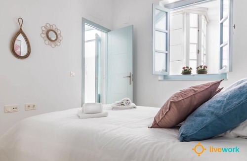 Old Town Apartment | Apartamento Floral by LiveWork