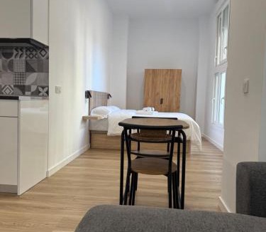 Los Tilos Apartment | Apartamento Justo al lado de la Estación de Tren y Bus María Zambrano