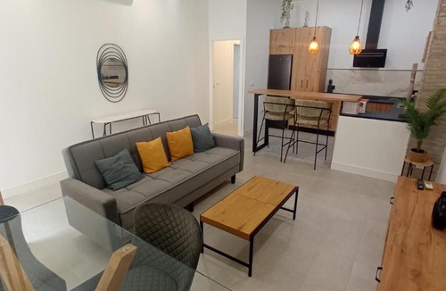 Distrito Noroeste Apartment | Apartamento moderno junto a estación de tren