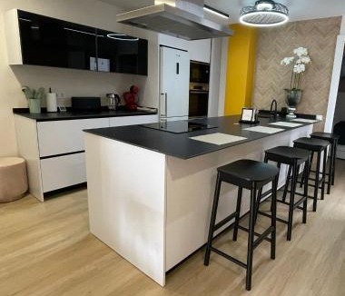 Diputacion de Cartagena Casco Apartment | Apartamento moderno para 5 con Parking y balcón en Cartagena centro