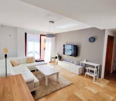 Figares Apartment | Apartamento, parking y piscina de temporada en Granada Tico Medina