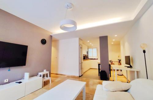 Figares Apartment | Apartamento, parking y piscina de temporada en Granada Tico Medina