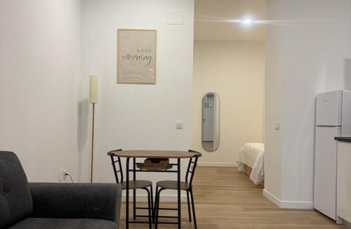 Los Tilos Apartment | APARTAMENTOS ZONA 5 Justo al lado de la ESTACIÓN DE TREN Y BUS MARÍA ZAMBRANO