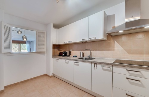 Benahavis Apartment | Apartment '3 Bed in Benahavis' with Mountain View, Wi-Fi and Air Conditioning