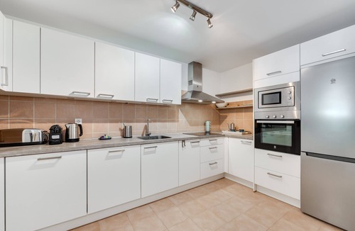 Benahavis Apartment | Apartment '3 Bed in Benahavis' with Mountain View, Wi-Fi and Air Conditioning