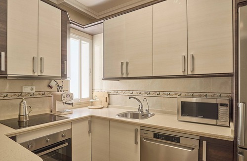 Puente Genil Apartment | Apartment '5 Caballeros' with Balcony, Wi-Fi and Air Conditioning