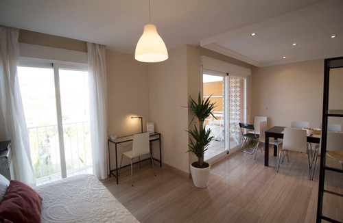 Cervantes Apartment | Apartment 'Apartamento Góngora Congresos' with Mountain Views, Wi-Fi, and Air Conditioning