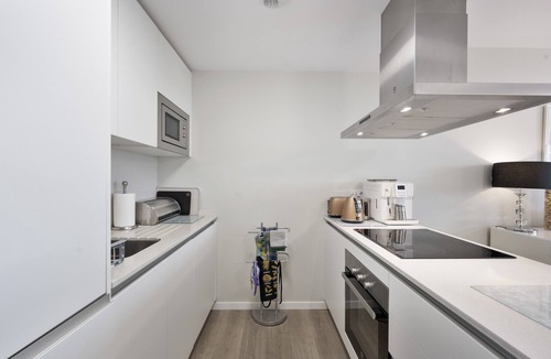 Buenas Noches Apartment | Apartment 'Beautiful Ground Floor in Estepona' with Shared Pool, Wi-Fi and Air Conditioning