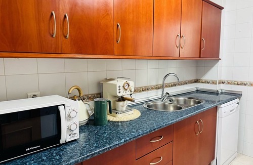 Albolote Apartment | Apartment 'Comodidad Cerca Del Centro Granada' with Shared Pool, Wi-Fi and Air Conditioning