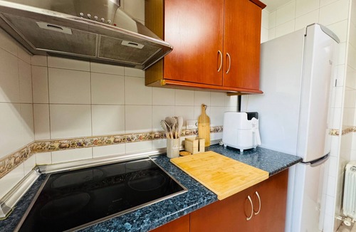Albolote Apartment | Apartment 'Comodidad Cerca Del Centro Granada' with Shared Pool, Wi-Fi and Air Conditioning