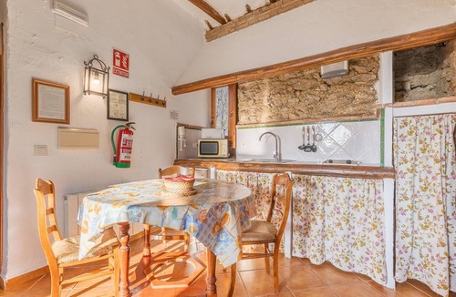 La Zubia Apartment | Apartment 'El Granero' with Mountain Views, Shared Pool and Wi-Fi