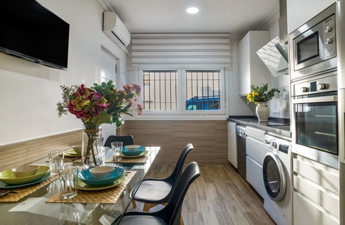 Conil de la Frontera City Center Apartment | Apartment 'Reyes Católicos Conil' with Wi-Fi and Air Conditioning