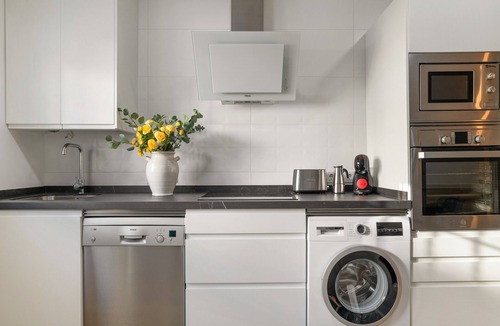 Conil de la Frontera City Center Apartment | Apartment 'Reyes Católicos Conil' with Wi-Fi and Air Conditioning