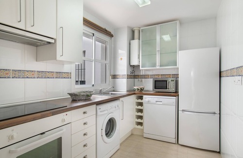 Conil de la Frontera City Center Apartment | Apartment 'Refugio Atalaya Pool and Parking' with Shared Pool, Private Terrace, and Wi-Fi