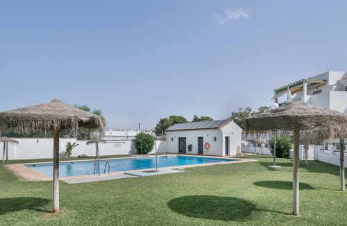 Conil de la Frontera City Center Apartment | Apartment 'Refugio Atalaya Pool and Parking' with Shared Pool, Private Terrace, and Wi-Fi