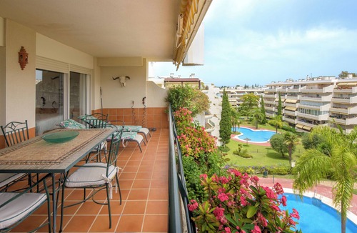 Guadalmina Apartment | Apartment 'Familiar Guadalmina' with Shared Pool, Wi-Fi and Air Conditioning