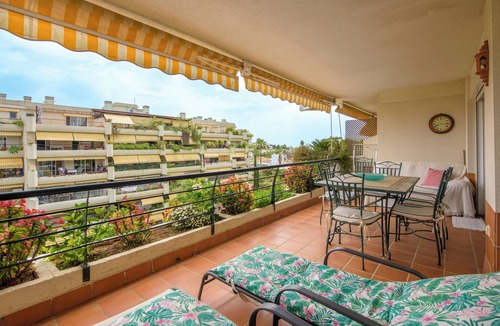 Guadalmina Apartment | Apartment 'Familiar Guadalmina' with Shared Pool, Wi-Fi and Air Conditioning