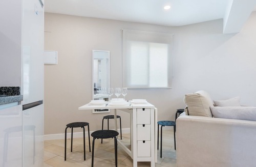 Doctor Barraquer-Grupo Renfe-Policlinico Apartment | Apartment 'Fedriani' with Wi-Fi and Air Conditioning