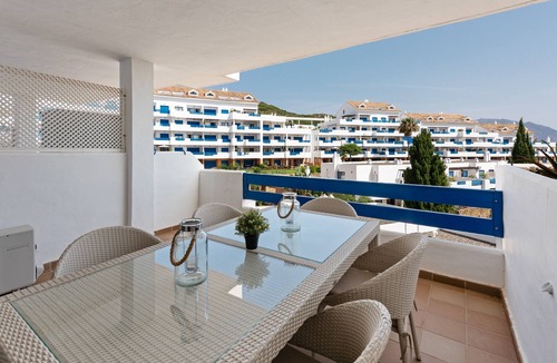 Castillo de Sabinillas Apartment | Apartment 'Kym' with Mountain View, Wi-Fi and Air Conditioning