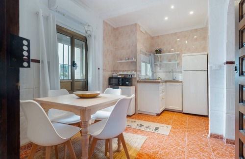 Carmona Apartment | Apartment 'Lucero' with Shared Garden, Wi-Fi and Air Conditioning