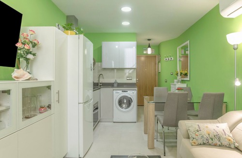 Cadiz Apartment | Apartment 'Luz, A Pie De Playa' with Wi-Fi and Air Conditioning