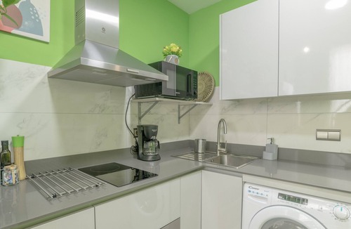 Cadiz Apartment | Apartment 'Luz, A Pie De Playa' with Wi-Fi and Air Conditioning