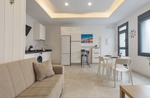 Jardin de la Abadia Apartment | Apartment 'Mendoza Loft Málaga' with Wi-Fi and Air Conditioning