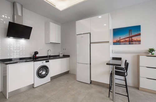 Jardin de la Abadia Apartment | Apartment 'Mendoza Loft Málaga' with Wi-Fi and Air Conditioning