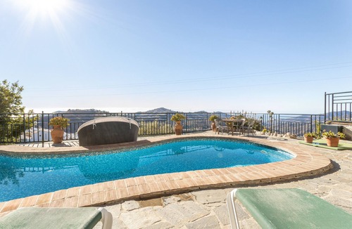 Competa Apartment | Apartment "Montaña Piscina vistas" with Mountain View, Pool, Whirlpool & Terrace