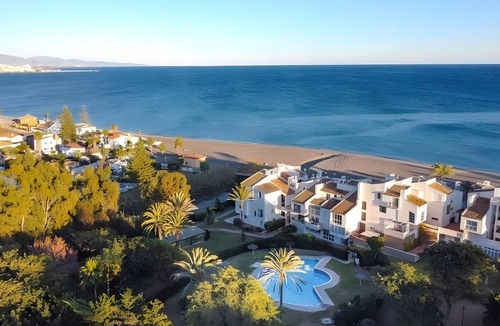 Bahia Dorada Apartment | Apartment 'Ola De Mar' with Shared Pool, Wi-Fi and Air Conditioning