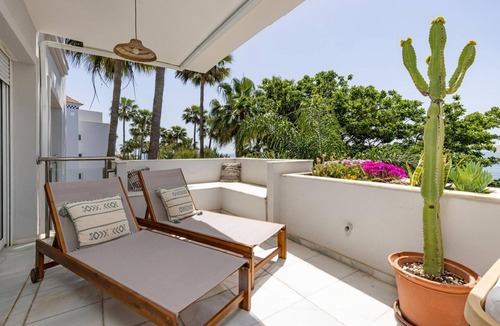 New Golden Mile Apartment | Apartment on the beachfront in Estepona,