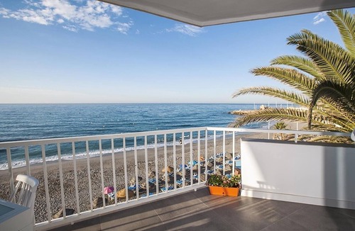 Nerja City Centre Apartment | Apartment on the Beach with Sea Views, Balcony, Shared Pool & WiFi