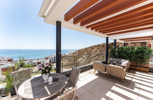 Fuengirola Apartment | Apartment "Penthouse Middel Views" with Pool & Wi-Fi