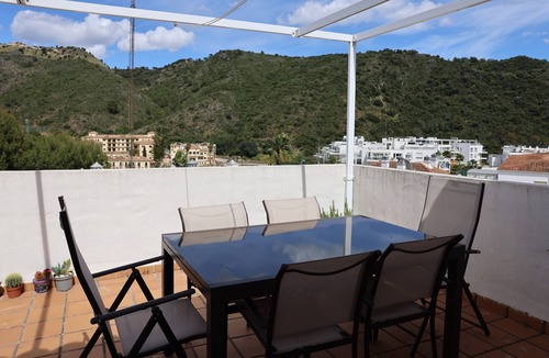 Benahavis Apartment | Apartment 'Penthouse' with Shared Pool, Wi-Fi and Air Conditioning