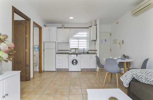 Conil de la Frontera City Center Apartment | 'Apartment Perez Zara 6' close to the Sea with Terrace & Wi-Fi