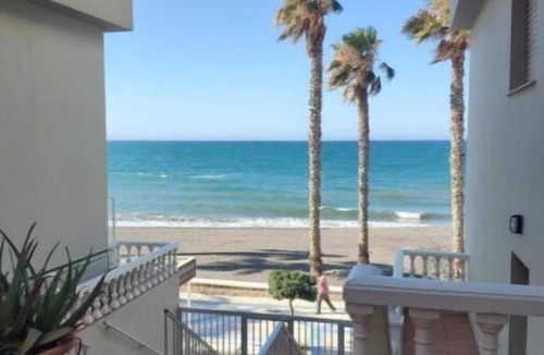 Mezquitilla Condo | Apartment Right by the Sea! Refurbished. Spacious, Quiet and Luminous