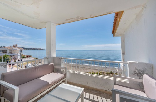 Estepona Apartment | Apartment 'Siente El Mar' with Sea View, Wi-Fi and Air Conditioning