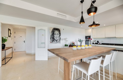 Benahavis Apartment | Apartment 'Spacious 2-Bed Capanes Del Golf' with Mountain View and Air Conditioning