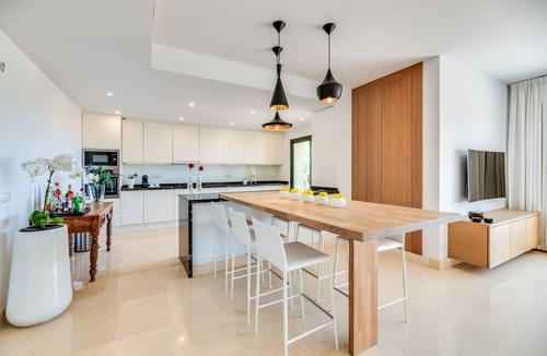 Benahavis Apartment | Apartment 'Spacious 2-Bed Capanes Del Golf' with Mountain View and Air Conditioning